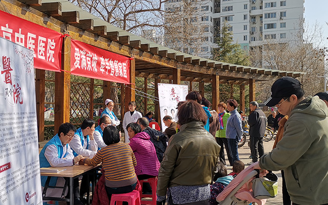 【学雷锋日】快3官网,登录注册举办“爱满京城，牵手智慧家医”志愿服务活动(图2)