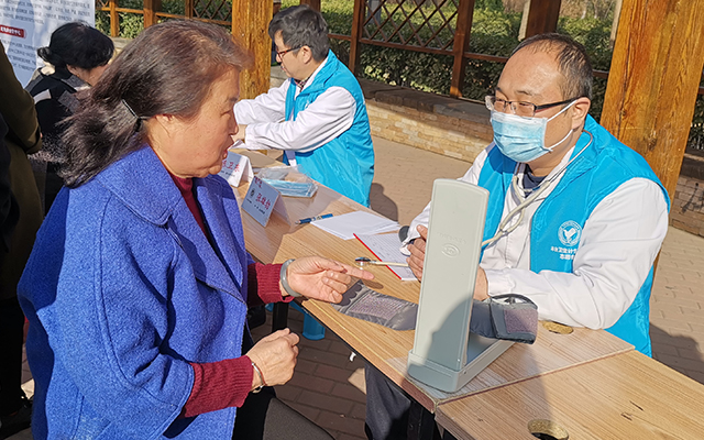 【学雷锋日】快3官网,登录注册举办“爱满京城，牵手智慧家医”志愿服务活动(图5)